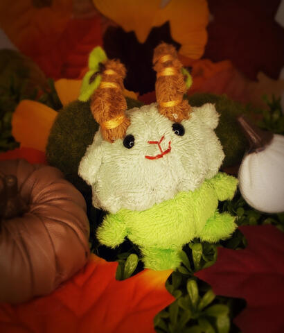 Tiny plush fanart of Clomper from the video game Ooblets